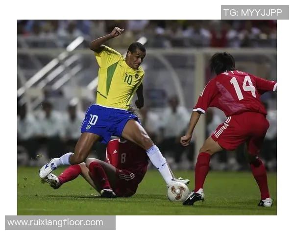 当两大足球巨星同场不同队却意外撞衫引发球迷热议